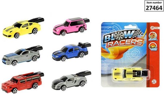 Set van zes miniatuur speelgoedauto's in verschillende kleuren (geel, roze, blauw, grijs, rood) met een verchroomde spoiler. De auto's worden getoond op een kaart.