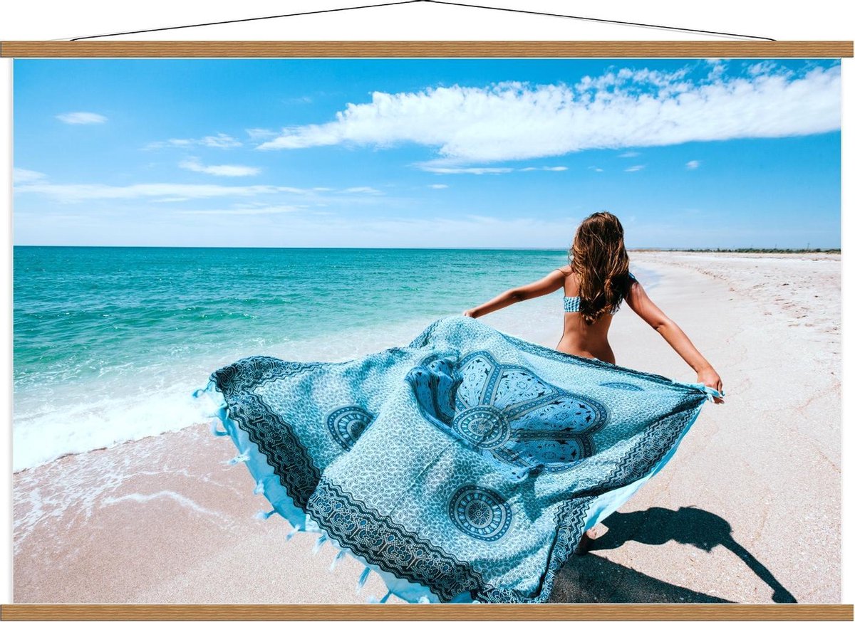 Schoolplaat – Vrouw met Handdoek aan Blauwe Oceaan - 120x80cm Foto op Textielposter (Wandd