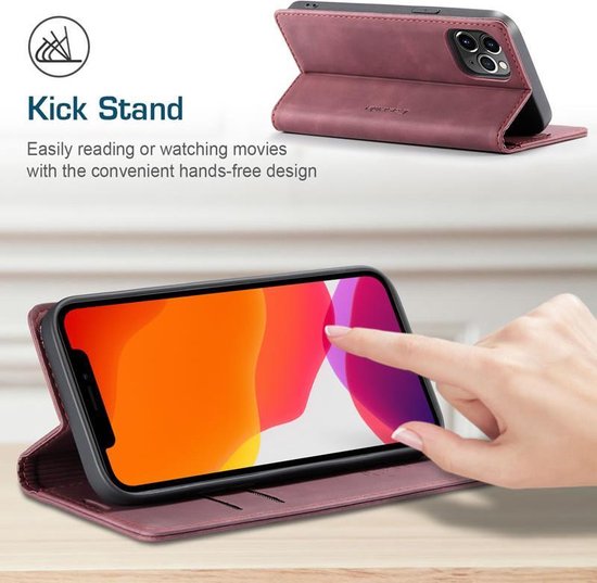 Étui portefeuille bordeaux mince en mode support avec iPhone 12 Mini, pour un visionnage mains libres.