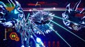 Een futuristische soldaat vecht in de ruimte met een vijandelijk ruimteschip. Lichtblauwe lasers en explosies.