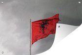 Tuinposter - Tuindoek - Tuinposters buiten - De vlag van Albanië wappert op een paal - 120x80 cm - Tuin