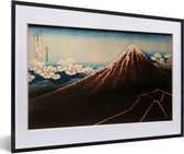 Fotolijst incl. Poster - Regenstorm onder de bergtop - schilderij van Kasushika Hokusai - 60x40 cm - Posterlijst