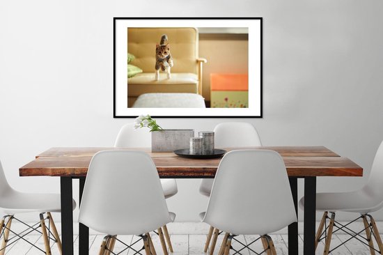 Image encadrée - Chat sautant du canapé cadre photo noir avec passe-partout blanc 60x90 90x60 cm - Affiche encadrée (Décoration murale salon / chambre)