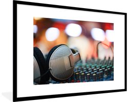 Fotolijst incl. Poster - Koptelefoon op een mengpaneel - 120x80 cm - Posterlijst