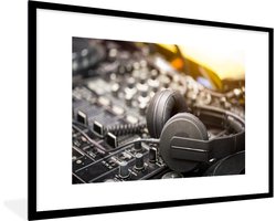 Fotolijst incl. Poster - Grijze koptelefoon op een mengpaneel - 120x80 cm - Posterlijst