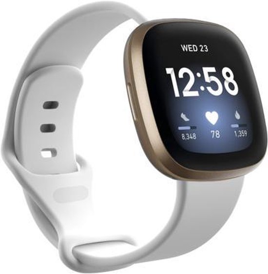 Wit S/M sportbandje om een Fitbit Versa 3/4 smartwatch met gouden rand.