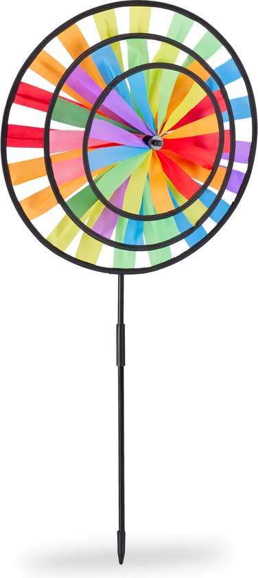 Gekleurde windmolen met regenboogkleuren op een zwarte stok.