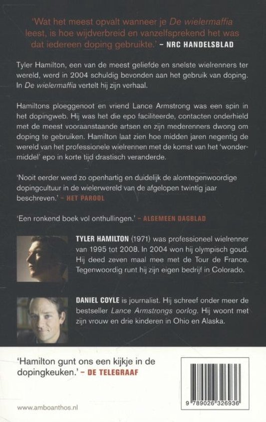 Achterkant van het boek 'De Wielermaffia' met portretten van Tyler Hamilton en Daniel Coyle, en citaten uit recensies.