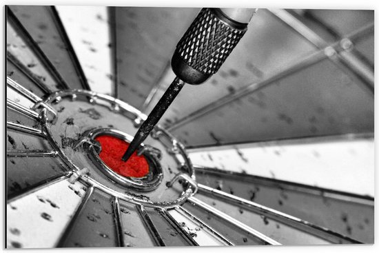 Dibond - Dartpijl in Rode Roos van Zwart/Wit Dartbord - 60x40cm Foto op Aluminium (Wanddecoratie van metaal)