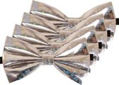 4x Holografische zilveren verkleed vlinderstrikjes 13 cm voor dames/heren - Holografisch zilver thema verkleedaccessoires/feestartikelen - Vlinderstrikken/vlinderdassen met elastieken sluiting