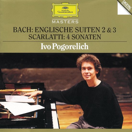 Ivo Pogorelich zittend bij een vleugel, met bladmuziek. "Bach: Englische Suiten 2 & 3, Scarlatti: 4 Sonaten"