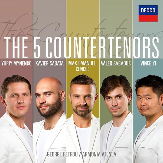 Portret van vijf zangers in witte kleding voor een veelkleurige achtergrond met de tekst The 5 Countertenors.