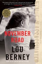 Boekomslag van November Road, een thriller van Lou Berney. Een meisje in een wit gestreept shirt kijkt uit het raam, met de titel in rode letters.