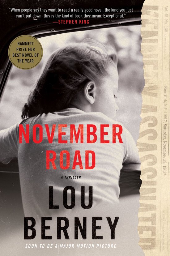 Boekomslag van November Road, een thriller van Lou Berney. Een meisje in een wit gestreept shirt kijkt uit het raam, met de titel in rode letters.
