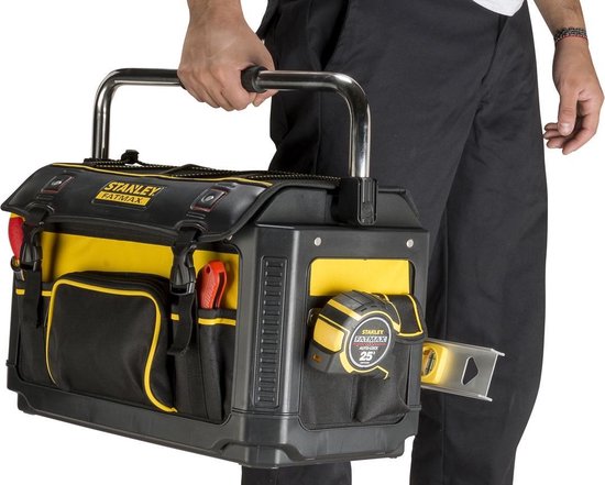 Man draagt een zwarte en gele STANLEY FatMax gereedschapstas met gereedschap aan de zijkant.