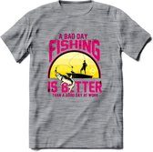 A Bad Day Fishing - Vissen T-Shirt | Roze | Grappig Verjaardag Vis Hobby Cadeau Shirt | Dames - Heren - Unisex | Tshirt Hengelsport Kleding Kado - Donker Grijs - Gemaleerd - M