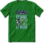 A bad Day Fishing - Vissen T-Shirt | Blauw | Grappig Verjaardag Vis Hobby Cadeau Shirt | Dames - Heren - Unisex | Tshirt Hengelsport Kleding Kado - Donker Groen - XL