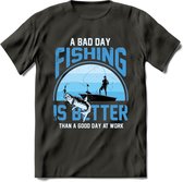 A Bad Day Fishing - Vissen T-Shirt | Blauw | Grappig Verjaardag Vis Hobby Cadeau Shirt | Dames - Heren - Unisex | Tshirt Hengelsport Kleding Kado - Donker Grijs - S