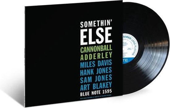 Zwarte hoes met witte en gekleurde tekst voor de LP 'Somethin' Else' van Cannonball Adderley, met de plaat er deels uit.
