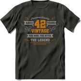 42 Jaar Legend T-Shirt | Goud - Zilver | Grappig Verjaardag Cadeau | Dames - Heren | - Donker Grijs - L