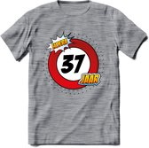 37 Jaar Hoera Verkeersbord T-Shirt | Grappig Verjaardag Cadeau | Dames - Heren | - Donker Grijs - Gemaleerd - 3XL