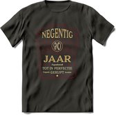 90 Jaar Legendarisch Gerijpt T-Shirt | Bordeauxrood - Ivoor | Grappig Verjaardag Cadeau | Dames - Heren | - Donker Grijs - S