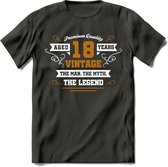18 Jaar Legend T-Shirt | Goud - Wit | Grappig Verjaardag en Feest Cadeau Shirt | Dames - Heren - Unisex | Tshirt Kleding Kado | - Donker Grijs - S