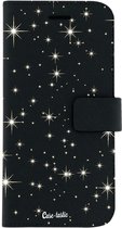 Apple iPhone 12 Hoesje - Casetastic - Saffiano Serie - Kunstlederen Bookcase - Black Stars - Hoesje Geschikt Voor Apple iPhone 12