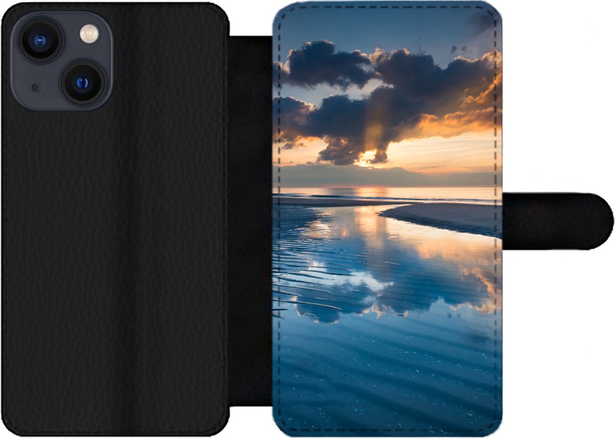 Telefoonhoesje Geschikt voor iPhone 13 Mini telefoonhoesje - Zonsondergang bij de Nederlandse kust - Met vakjes - Wallet case met magneetsluiting