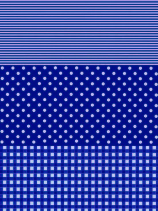 Donkerblauw papier met fijne blauwe strepen, witte stippen op een blauwe ondergrond en een blauw ruitjespatroon.