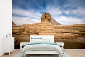 Behang - Fotobehang De Sfinx van Gizeh die voor de grote piramide van Giza in Egypte ligt - Breedte 330 cm x hoogte 220 cm