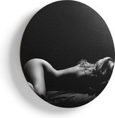 Artaza Houten Muurcirkel - Vrouw Naakt in Bed - Erotiek - Zwart Wit - Ø 55 cm - Multiplex Wandcirkel - Rond Schilderij