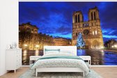 Behang - Fotobehang blauwe lucht boven de Notre Dame in Parijs - Breedte 375 cm x hoogte 240 cm