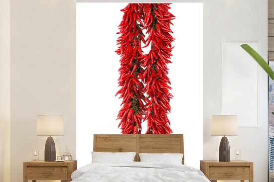 Behang - Fotobehang Een slinger van cayennepepers of Capsicum frutescens - Breedte 200 cm x hoogte 300 cm