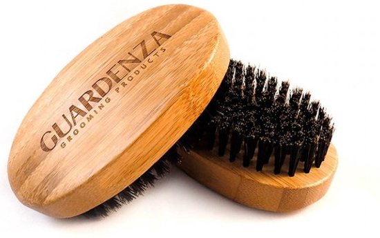 Twee ovale bamboe baardborstels met zwarte haren, één met 'GUARDENZA GROOMING PRODUCTS' logo.