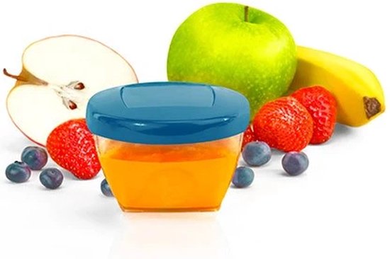 Doorzichtig babyvoedingbakje met blauw deksel, omringd door fruit: aardbeien, bosbessen, appel en banaan.