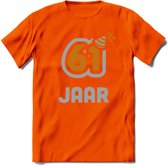 61 Jaar Feest T-Shirt | Goud - Zilver | Grappig Verjaardag Cadeau Shirt | Dames - Heren - Unisex | Tshirt Kleding Kado | - Oranje - M