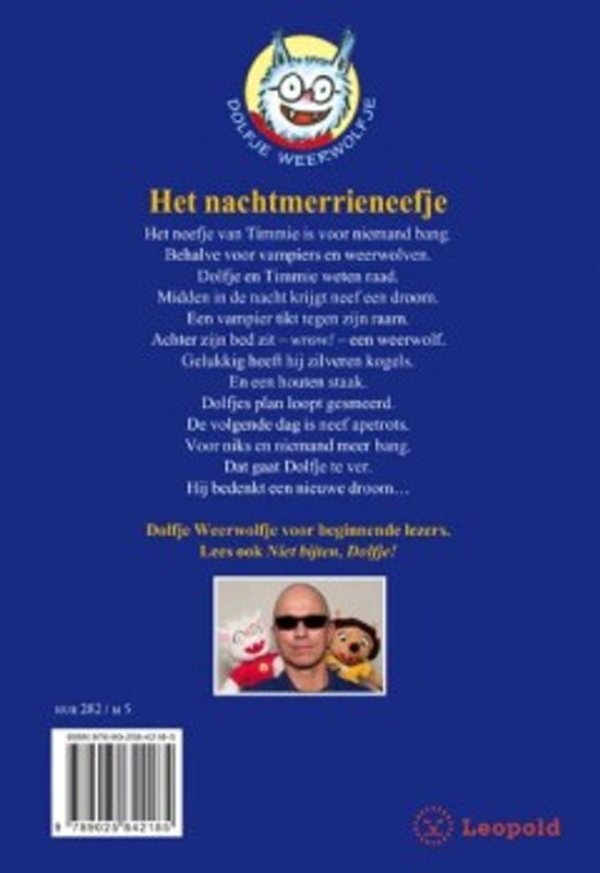 De achterkant van het boek 'Dolfje Weerwolfje'. Een man met zonnebril houdt twee poppen vast. Tekst over het verhaal en ISBN.