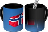 Magische Mok - Foto op Warmte Mok - Noorse vlag die in de blauwe lucht wappert - 350 ML