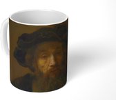 Mok - Een man met baard met baret - Rembrandt van Rijn - 350 ML - Beker