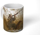 Mok - Een man is op jacht naar eenden in het helmgras - 350 ML - Beker