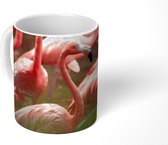 Mok - Groep flamingo's in het water van dichtbij - 350 ML - Beker