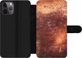Bookcase Geschikt voor iPhone 11 Pro Max telefoonhoesje - Staal - Metaal - Roest print - Met vakjes - Wallet case met magneetsluiting