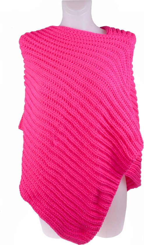 Felroze gebreide poncho op een paspop, met een diagonale ribbelstructuur.