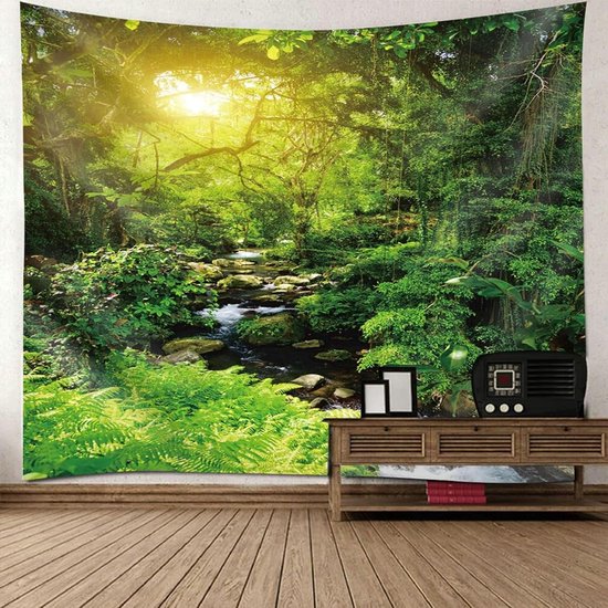 Een bosrivier als wandkleed, met groen gebladerte en zonlicht. In een woonkamer met een dressoir en decoraties.