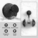 Zwarte haak bedekt met waterdruppels, met onderaan golvend water. Rechts: een dumbbell hangt aan een zwarte haak. Iconen: Waterbestendig, Roestvrij staal, Draagkracht tot 7 kg, Zonder boren.