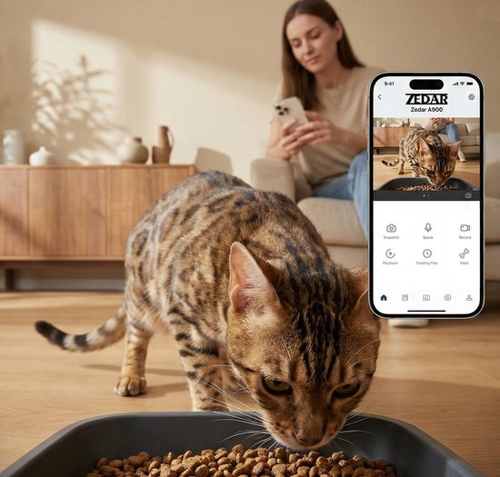 Een bengaalse kat eet uit een voerbak, een smartphone toont de Zedar app.