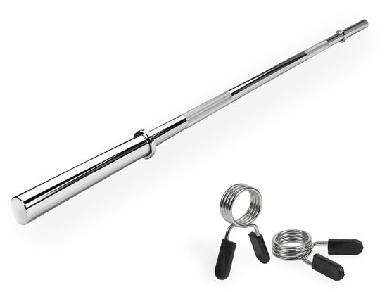 Een zilverkleurige halterstang met glimmende uiteinden en twee veerclipsluitingen met zwarte handvatten.
