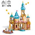 LEGO Disney Rapunzel's Kasteel met boot en zes figuren. De set is voor 6+ en heeft 676 onderdelen.