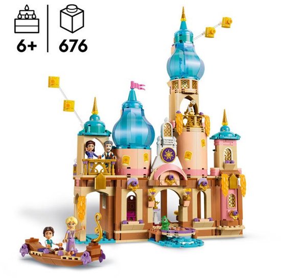 LEGO Disney Rapunzel's Kasteel met boot en zes figuren. De set is voor 6+ en heeft 676 onderdelen.